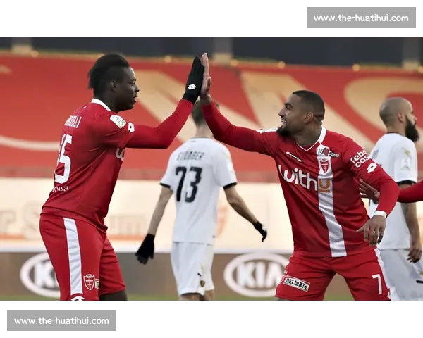 巴洛特利巴黎时装周跨界首秀 34 岁足坛传奇开启时尚新征程 巴洛特利巴黎时装周跨界首秀 34 岁足坛传奇开启时尚新征程