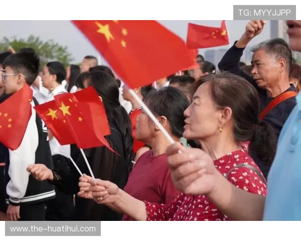 国歌奏响时，他们用身体为孩子撑起晴空